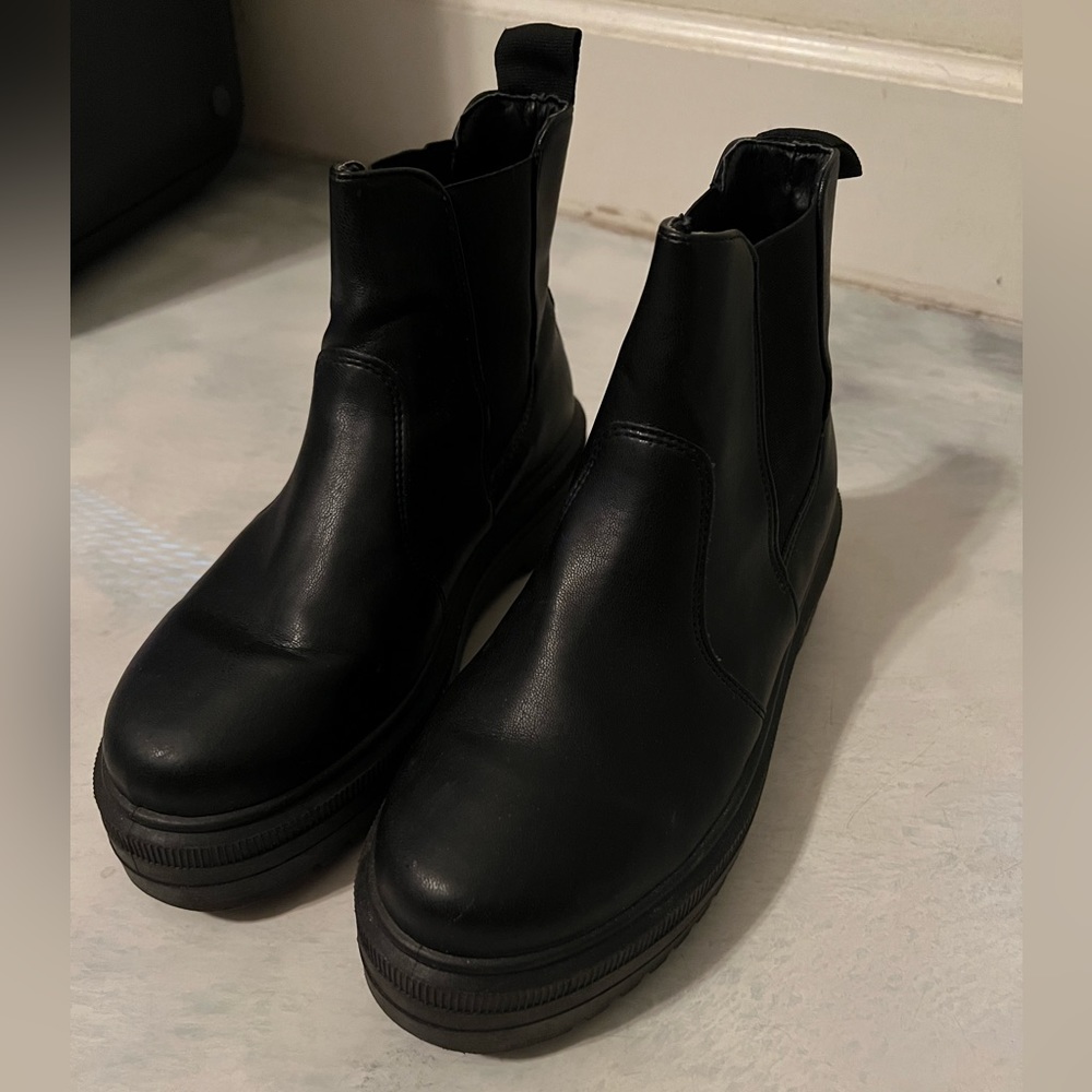 steve madden black chunky boots. worn a few times in mint condition.